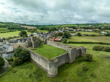 Cork ilçesindeki Liscarroll Kalesi 'nin 13. yüzyıl Hiberno-Norman kalesinin havadan görünüşü.