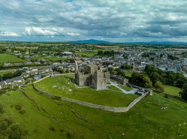 Romen kilisesi, Gotik katedrali, manastırı, Papaz Korosu Salonu ve 15. yüzyıldan kalma Kule Evi olan Cashel Kayası 'nın ikonik İrlanda tarihi simgesi.
