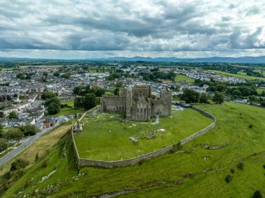 Romen kilisesi, Gotik katedrali, manastırı, Papaz Korosu Salonu ve 15. yüzyıldan kalma Kule Evi olan Cashel Kayası 'nın ikonik İrlanda tarihi simgesi.
