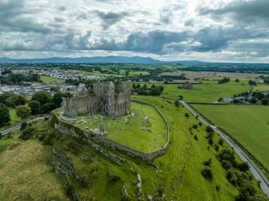 Romen kilisesi, Gotik katedrali, manastırı, Papaz Korosu Salonu ve 15. yüzyıldan kalma Kule Evi olan Cashel Kayası 'nın ikonik İrlanda tarihi simgesi.