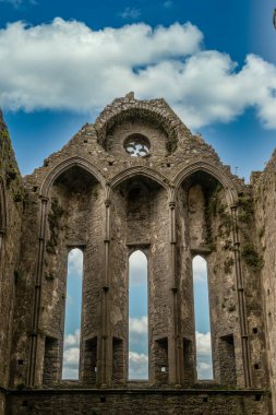 Cashel Kayası 'ndaki Gotik manastırı muhteşem Gotik kemerler ve pencerelerle harap etti.