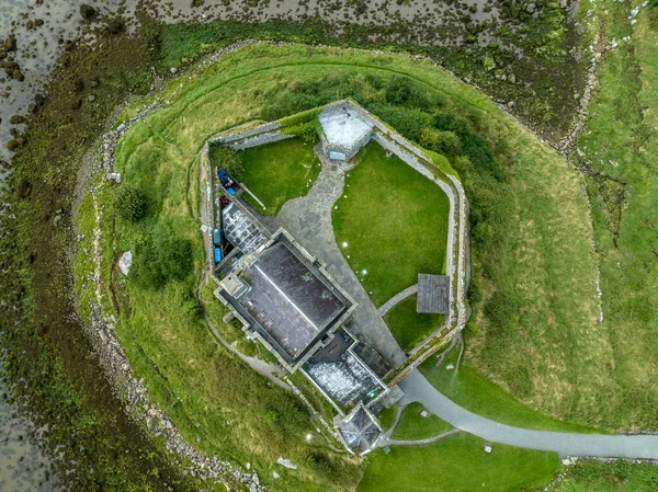 邓瓜尔城堡的空中景观是一座16世纪的塔楼 位于爱尔兰高威县高威湾的东南海岸 靠近金达拉 夕阳西下的天空十分壮观 — 图库照片