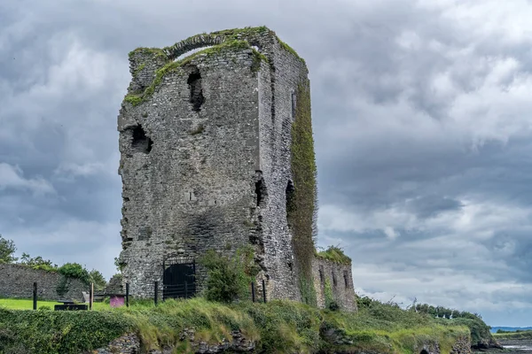 Beagh Zamek Porzucił Wieżę Wojskową Irlandzkim Wybrzeżu Zachmurzonym Niebem — Zdjęcie stockowe