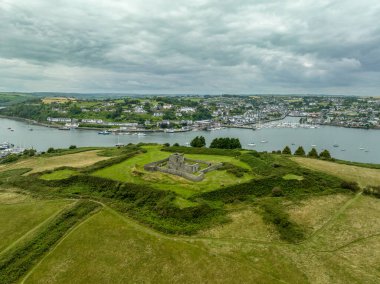 James Fort 'un Kinsale İrlanda' daki hava manzarası. 16. yüzyıl İngiliz Star Fort 'u. Duvarcı iç kalesi körfezin girişine hakim.