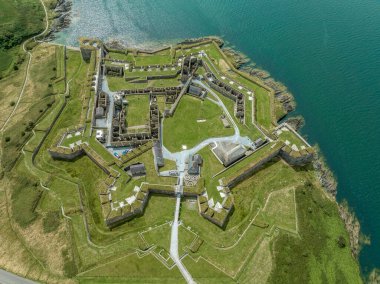 Charles Fort 'un havadan görüntüsü Kinsale Körfezi İrlanda' daki kıyı kalesini büyük top kaleleri ile şekillendirmeye başlayın.