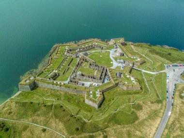 Charles Fort 'un havadan görüntüsü Kinsale Körfezi İrlanda' daki kıyı kalesini büyük top kaleleri ile şekillendirmeye başlayın.
