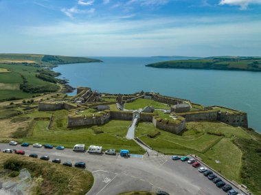 Charles Fort 'un havadan görüntüsü Kinsale Körfezi İrlanda' daki kıyı kalesini büyük top kaleleri ile şekillendirmeye başlayın.