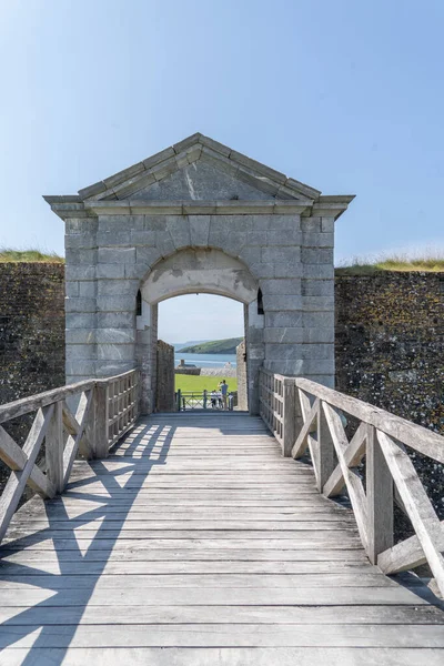 チャールズ フォート アイルランドの古典的なアーチを持つ単一のゲートにつながる橋 — ストック写真