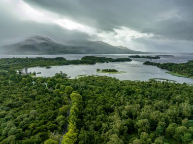 Ross Kalesi 'nin havadan görünüşü. 15. yüzyıldan kalma bir kule. Killarney Ulusal Parkı' ndaki Lough Leane 'in kenarında.