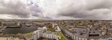 İrlanda 'daki Galway' in havadan görünüşü 