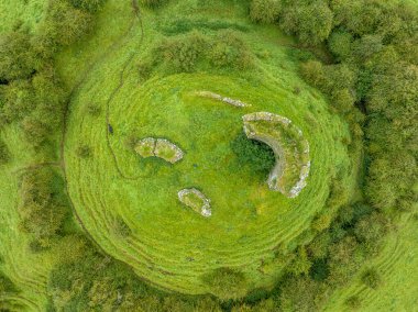 İlçe Limerick 'teki Shanid kalesinin hava manzarası önemli Anglo-Norman kalesi, çokgen bir kulenin parçalanmış kabuğu çevresi fosse ve bankayla çevrili büyük bir toprak motte.