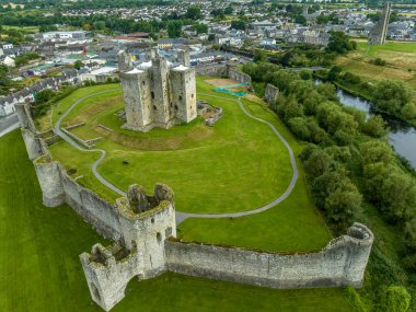 Ortaçağ filmleri için Trim Kalesi 'nin popüler çekim yeri Norman' ın Meath İrlanda 'da Boyne Nehri' nin duvarları ile çevrili.