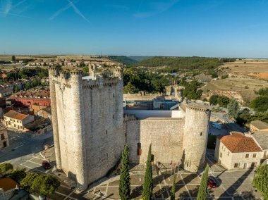 İspanya 'nın Guadalajara eyaletindeki Torija ortaçağ feodal kalesinin hava manzarası. Tapınak şövalyeleri tarafından inşa edilmiş. 3 yuvarlak kuleli dikdörtgen yapı ve kireçtaşından yapılmış bir kare kale. 
