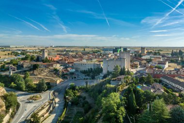 İspanya 'nın Guadalajara eyaletindeki Torija ortaçağ feodal kalesinin hava manzarası. Tapınak şövalyeleri tarafından inşa edilmiş. 3 yuvarlak kuleli dikdörtgen yapı ve kireçtaşından yapılmış bir kare kale. 