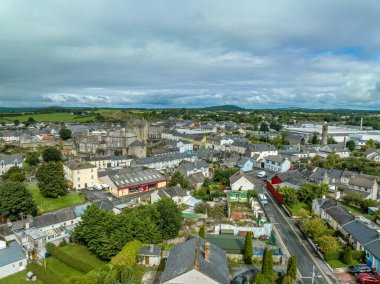 Orta İrlanda 'daki Roscrea şatosu ve kasabasının havadan görünüşü. Kule kalesi, dairesel kule ve bahçeyle çevrili duvarlar.