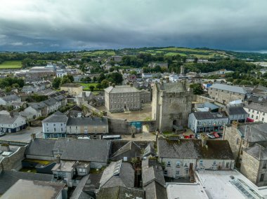 Orta İrlanda 'daki Roscrea şatosu ve kasabasının havadan görünüşü. Kule kalesi, dairesel kule ve bahçeyle çevrili duvarlar.