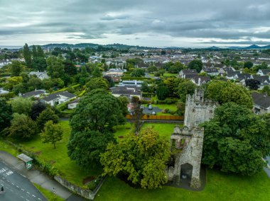 Dublin İrlanda yakınlarındaki Monkstown şatosunun havadan görünüşü yenilenmiş geçit kulesi ve dramatik günbatımı gökyüzü