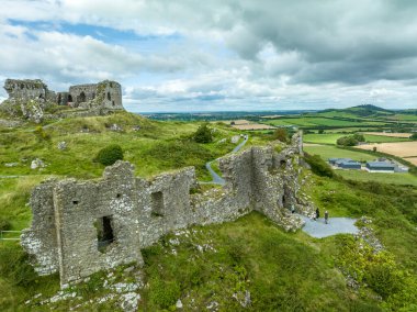 Dunamase efsanevi İrlanda Tepesi Şatosu 'nun bulutlu mavi gökyüzü ile hava manzarası