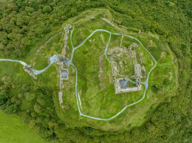 Dunamase efsanevi İrlanda Tepesi Şatosu 'nun bulutlu mavi gökyüzü ile hava manzarası