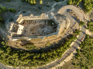Rioja İspanya 'daki Ebro nehrinin üstündeki Davalillo kalesinin havadan görünüşü, yarı dairesel kuleler ve ortaçağ savunma binası, mavi bulutlu gökyüzü arka planı.