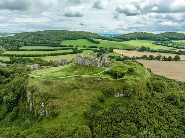 Dunamase efsanevi İrlanda Tepesi Şatosu 'nun bulutlu mavi gökyüzü ile hava manzarası