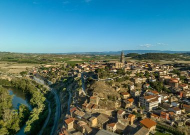 Brione 'ların hava panoramik manzarası, Gotik kiliseli ortaçağ tepe köyü ve Rioja İspanya' daki Ebro nehrinin üzerindeki harap kale.