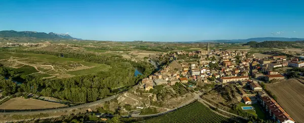 Brione 'ların hava panoramik manzarası, Gotik kiliseli ortaçağ tepe köyü ve Rioja İspanya' daki Ebro nehrinin üzerindeki harap kale.