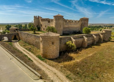 Soria İspanya yakınlarındaki ortaçağ Almenar şatosunun havadan görünüşü, dört yuvarlak kule, güçlendirilmiş dış duvarlarla çevrili iç avluyu koruyor.