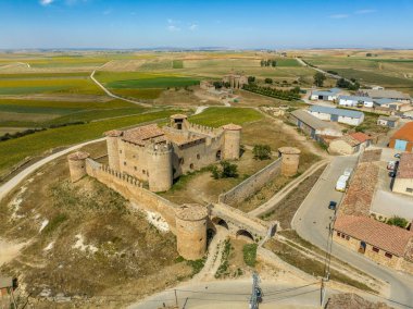 Soria İspanya yakınlarındaki ortaçağ Almenar şatosunun havadan görünüşü, dört yuvarlak kule, güçlendirilmiş dış duvarlarla çevrili iç avluyu koruyor.