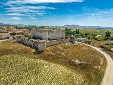 Soria İspanya yakınlarındaki ortaçağ Almenar şatosunun havadan görünüşü, dört yuvarlak kule, güçlendirilmiş dış duvarlarla çevrili iç avluyu koruyor.