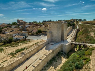 Almazan şehir duvarlarının hava manzarası, güçlendirilmiş kapı İspanya 'daki Ebro nehrinin üzerindeki siperler bulutlu mavi gökyüzü.