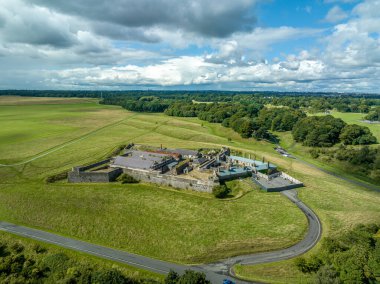 İrlanda 'daki Phoenix parkındaki Dublin Dergisi Kalesi' nin havadan görünüşü hendek bulutlu mavi gökyüzü