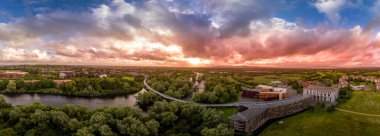 Canlı Köprü 'nün havadan panoramik görüntüsü, günbatımının çarpıcı olduğu Limerick Üniversitesi' ndeki Shannon Nehri 'nden geçen modern yayaları eğerek...