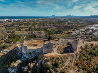 İspanya 'da Gandia yakınlarındaki Bairen Ortaçağ kalesinin havadan görünüşü kısmen yenilenmiş bulutlu gökyüzü dairesel kuleleri ile harabeye döndü