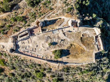 İspanya 'da Gandia yakınlarındaki Bairen Ortaçağ kalesinin havadan görünüşü kısmen yenilenmiş bulutlu gökyüzü dairesel kuleleri ile harabeye döndü