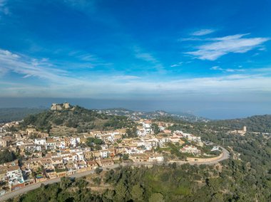 16. yüzyıl Begur kalesinin havadan görünüşü, Akdeniz 'in panoramik manzaralı ormanlık bir tepenin üstünde. Korsanlara karşı inşa edilen kuleleri izleyin.