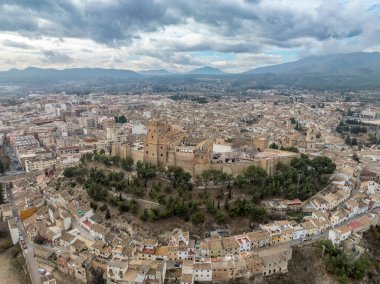 İspanya 'nın güneydoğusundaki Murcia' daki Caravaca de la Cruz 'un hava manzarası. Barok cephesi ve ortaçağ şatosuyla Vera Cruz 'un Bazilika Tapınağı tarafından yönetilen büyük bir hac alanı.