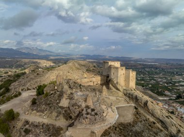 Castillo de los Velez 'in hava manzarası, Mula' nın tepesine tünemiş ortaçağ harabeleri, kule, makyavlama, Parroquia Belediye Başkanı De Santo Domingo De Guzmn kilisesi, 