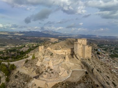 Castillo de los Velez 'in hava manzarası, Mula' nın tepesine tünemiş ortaçağ harabeleri, kule, makyavlama, Parroquia Belediye Başkanı De Santo Domingo De Guzmn kilisesi, 