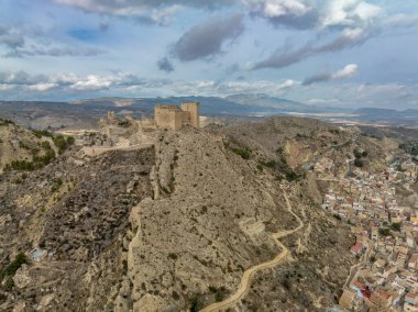 Castillo de los Velez 'in hava manzarası, Mula' nın tepesine tünemiş ortaçağ harabeleri, kule, makyavlama, Parroquia Belediye Başkanı De Santo Domingo De Guzmn kilisesi, 