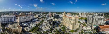 Miami Florida 'daki Coral Gables' ın hava görüntüsü zengin karakterli Akdeniz temalı bir topluluk. Akdeniz Uyanış tarzı binalar 
