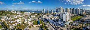 Miami Florida 'daki Coral Gables' ın hava görüntüsü zengin karakterli Akdeniz temalı bir topluluk. Akdeniz Uyanış tarzı binalar 