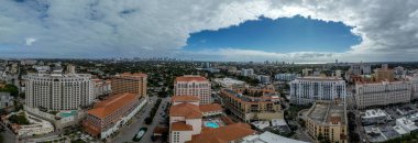 Miami Florida 'daki Coral Gables' ın hava görüntüsü zengin karakterli Akdeniz temalı bir topluluk. Akdeniz Uyanış tarzı binalar 