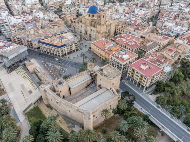 Elche 'nin (Elx) tarihi merkezi, Altamira Ortaçağ Şatosu Ulusal Anıtı, palmiye ağaçları dramatik günbatımı gökyüzü