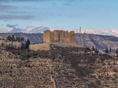 Mequinenza 'nın Mequinenza Barajı ile Riba-roja rezervuarı arasında Ebro' nun kavşağındaki hava manzarası. Stratejik konumdaki açılı kalelerle güçlendirme, dramatik gökyüzü