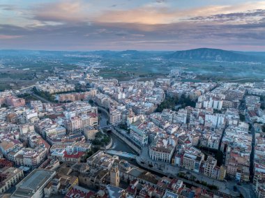 İspanya 'nın Alicante eyaletindeki Orihuela şatosunun havadan görünüşü harap olmuş ortaçağ tepe duvarları ve kısmen restore edilmiş kuleleri