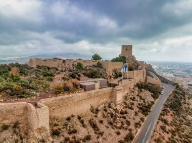 Lorca Ortaçağ Kalesi 'nin havadan görünüşü, Tour de Alfonz ile birlikte, kare kuleler, tepenin tüm uzun platosunu kaplayan, Sinagog ile Yahudi mahallesi kazdı.