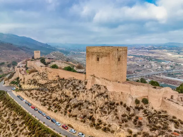 Lorca Ortaçağ Kalesi 'nin havadan görünüşü, Tour de Alfonz ile birlikte, kare kuleler, tepenin tüm uzun platosunu kaplayan, Sinagog ile Yahudi mahallesi kazdı.