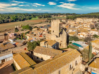 Peratallada 'nın havadan görünüşü, Kosta Brava yakınlarındaki Katalonya, İspanya' da tarihi sanatsal olarak güçlendirilmiş küçük bir ortaçağ kasabası. Taş binalar taştan sokakları ve geçitleri harap etti. Robin Hood çekim yeri