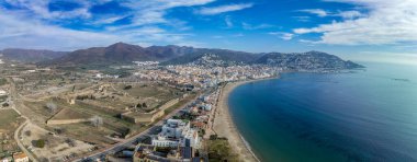 İspanya 'daki Güller Kalesi' nin panoramik hava manzarası, her açıdan kaleler, ortaçağ şehrinin kalıntıları, avludaki manastır.